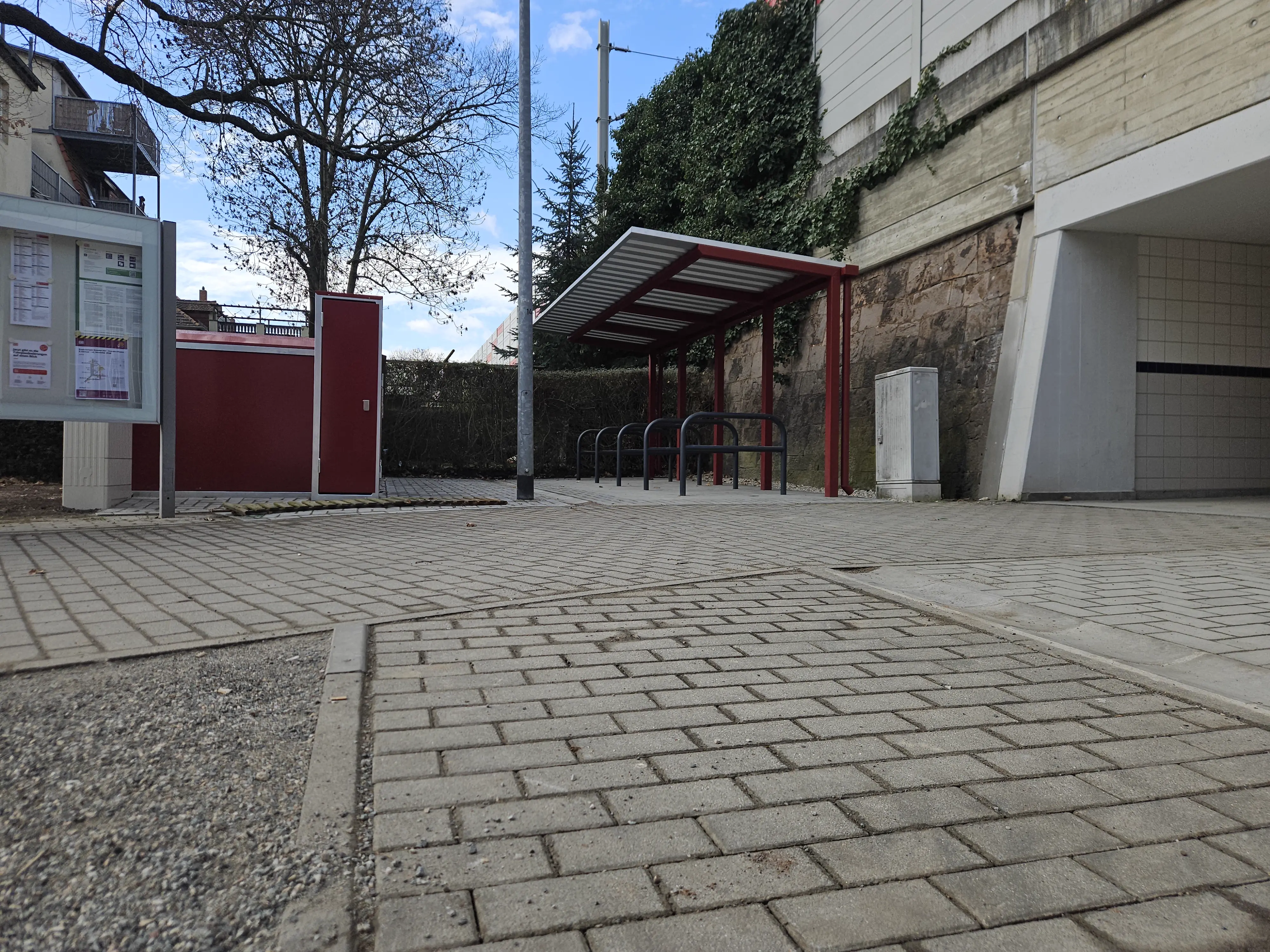 Linke Seite B+R, 10 überdachte Fahrradstellplätze (Bügel) und gegenüberliegend 7 Fahrradboxen gegen eine kleine Tagesgebühr.