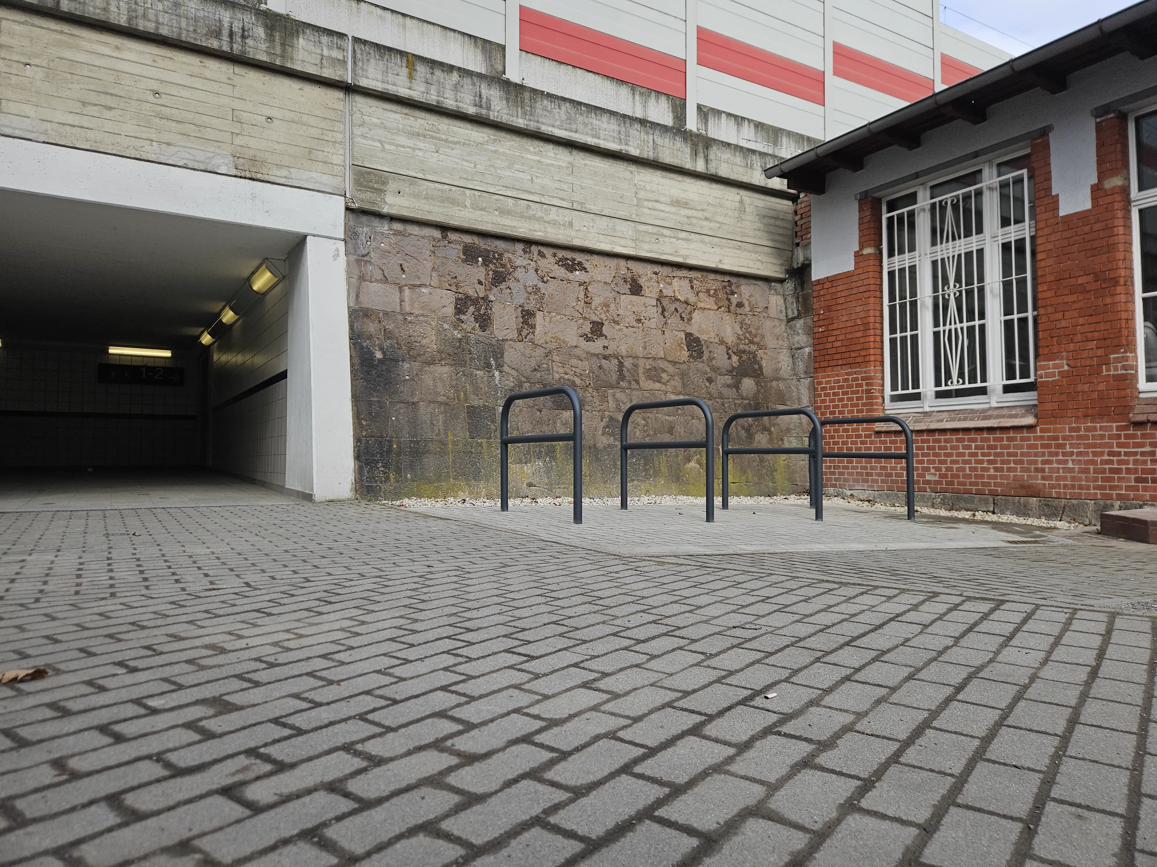 Bügel, die im Regen stehen&hellip;